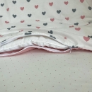 Set lenjerie de schimb pentru patut bebe 3 piese Inimioare roz-gri (5)